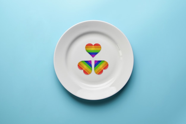 접시에 LGBT 플래그 하트