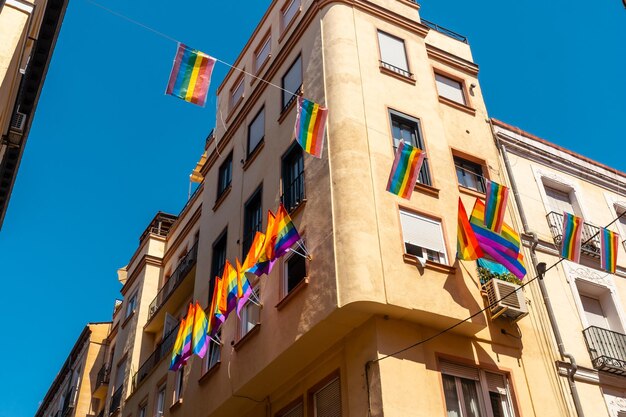 Bandiere lgbt appese per le strade e balconi alla festa dell'orgoglio a madrid