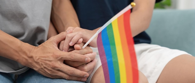 LGBT 그룹 남성 양성 커플 lgbt 깃발을 보여주는 손을 잡고 젊은 부부는 사랑에 빠진 연인 동성애 자유 표현 행복한 생활 방식을 행복하게 포옹합니다.