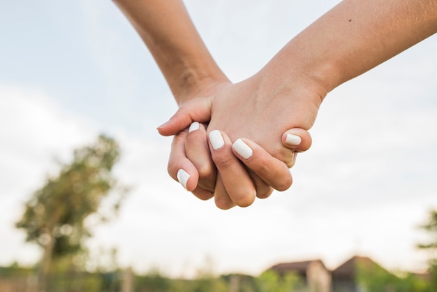 Foto lesbiche lgbt coppia felicità momenti. le mani in possesso di coppie lesbiche