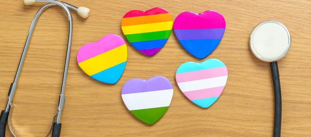 LGBT pride month concept of LGBTQ of LGBTQIA regenboog en kleurrijke hartvorm met stethoscoop voor Lesbian Gay Bisexual Transgender Queer en Pansexual community