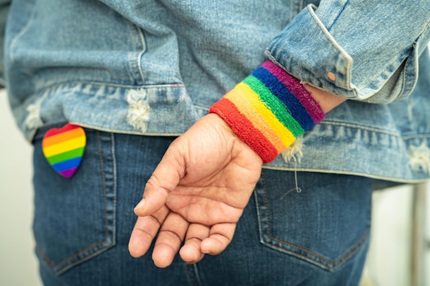 사진 lgbt 무지개 화려한 깃발 하트와 레즈비언 게이 양성애 트랜스젠더 인권 관용과 평화의 리본 상징
