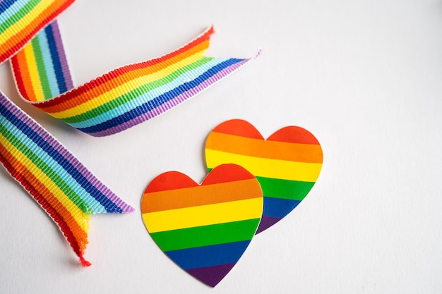 LGBT regenboog kleurrijke vlag hart en lint symbool van lesbische homo biseksuele transgender mensenrechten tolerantie en vrede