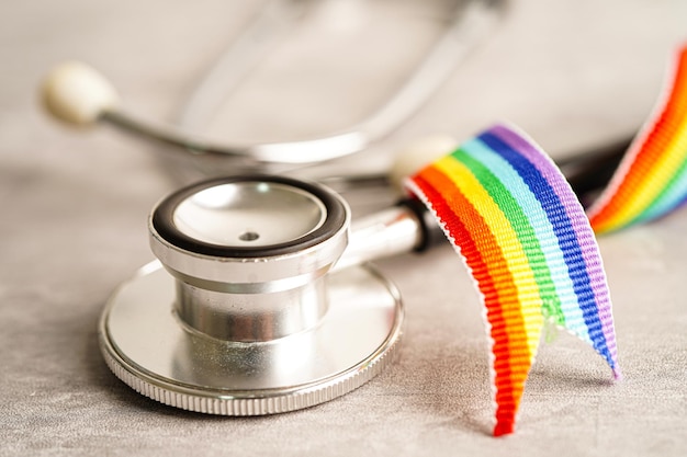 Foto simbolo lgbt stetoscopio con diritti del nastro arcobaleno e uguaglianza di genere mese dell'orgoglio lgbt a giugno