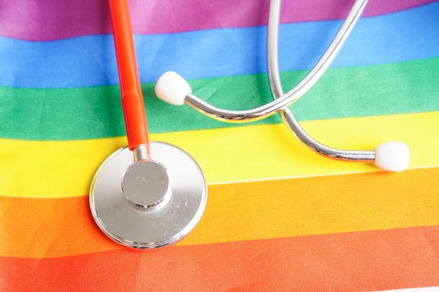 LGBT-symbool Stethoscoop met regenbooglintrechten en gendergelijkheid LGBT Pride Month in juni