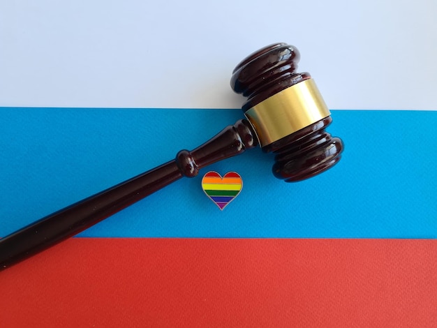 Lgbt teken rechter hamer op Russische vlag