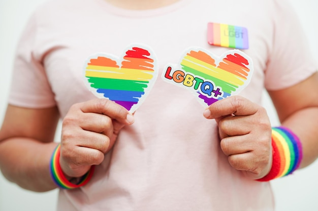 자부심의 달 레즈비언 게이 양성애자 트랜스젠더 인권 관용과 평화의 상징을 위한 무지개 깃발 하트가 있는 LGBT 텍스트 문자