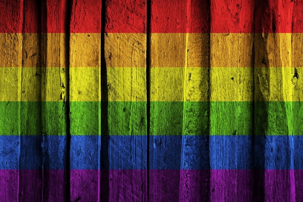 LGBT-vlag op achtergrond van oude houten planken