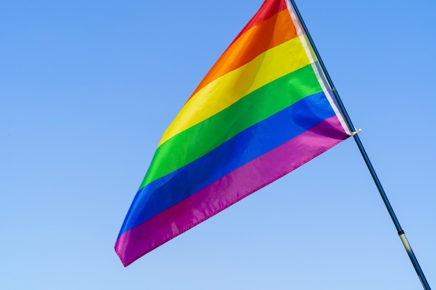 LGBT zwaaien vlag in de lucht op vlaggenmast