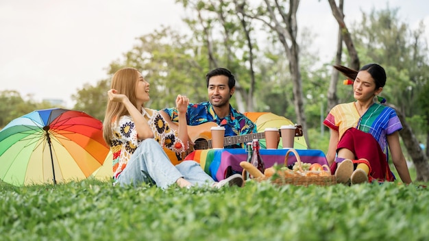 Picnic di amici lgbtq giovani amici felici che fanno un picnic nel parco cittadino persone che escono sorridendo