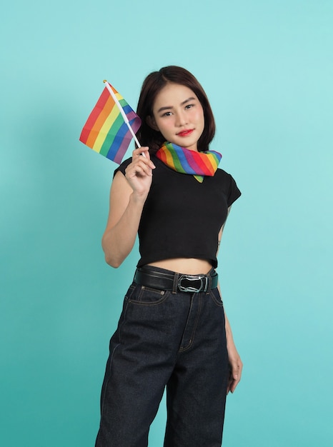 LGBTQの女の子とプライドフラグ。セクシーなレズビアンの女の子とlgbtの旗が立っています。青緑の背景。