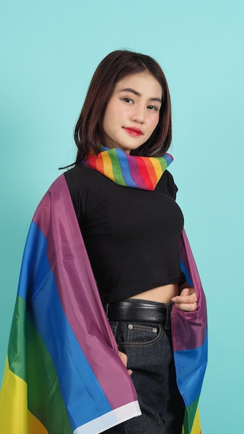 lgbtq 소녀와 프라이드 플래그입니다. 섹시 한 레즈비언 소녀와 lgbt 플래그 서입니다. 파란색 녹색 배경입니다.