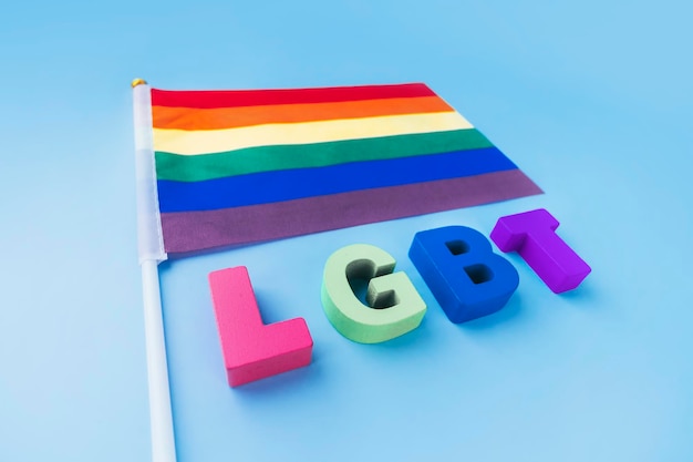 写真 青い背景のlgbtqレインボーフラッグサポートレズビアンゲイバイセクシャルトランスジェンダーとクィアコミュニティとプライドコンセプト