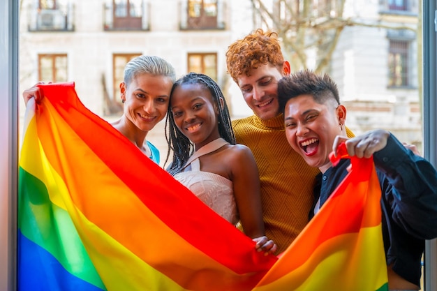 Coppie lgtb di ragazzi e ragazze gay lesbiche in un ritratto con bandiera arcobaleno