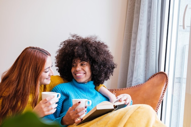 Lgtbi paar jonge meisjes die 's middags thuis een kop warme koffie delen