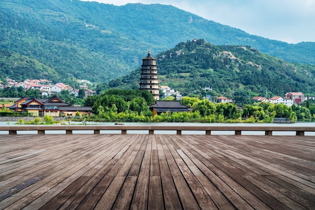 Lianyungang Huaguoshan Lake and Temple Pagoda