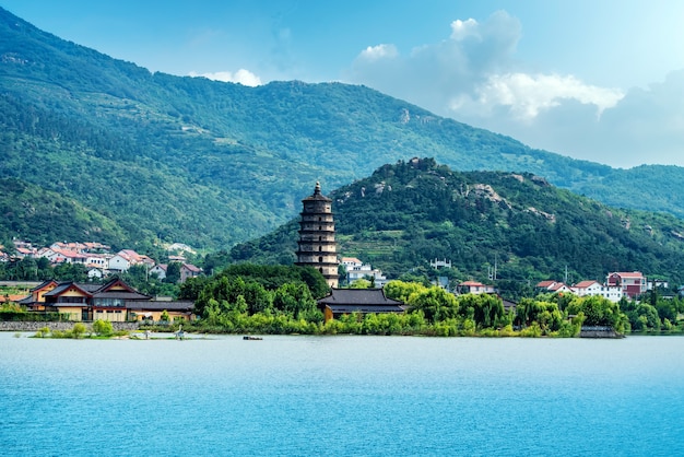 Lianyungang Huaguoshan-meer en tempelpagode