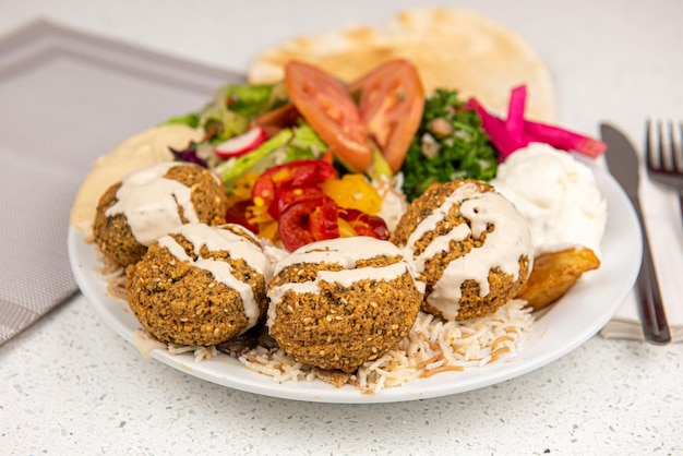 Libanese felafelsalade met tabouleh tahinidressing