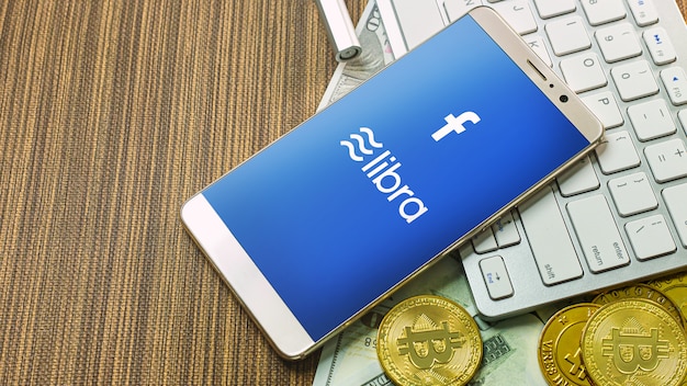 Bilancia facebook e bitcoin criptovaluta per i contenuti facebook libra