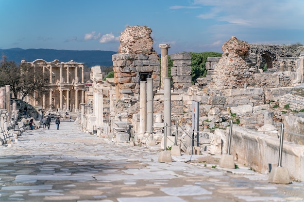 エフェソストルコの古代都市にあるケルスス図書館エフェソスはユネスコの世界遺産に登録されています