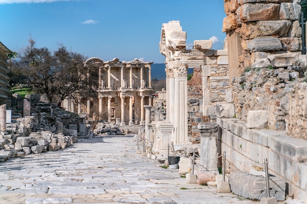 エフェソストルコの古代都市にあるケルスス図書館エフェソスはユネスコの世界遺産に登録されています
