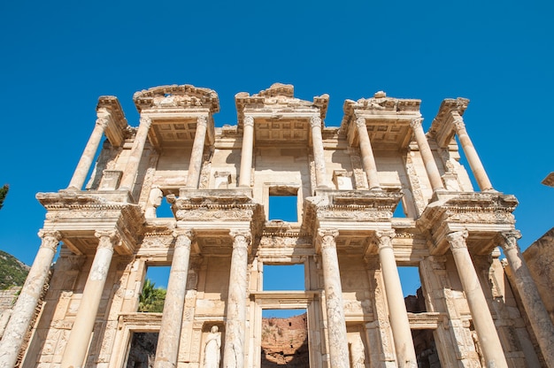 トルコのエフェソスの古代都市にあるケルスス図書館。エフェソスはユネスコの世界遺産です