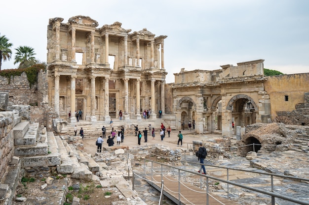 Photo the library of celsus in ephesus izmir, turkey