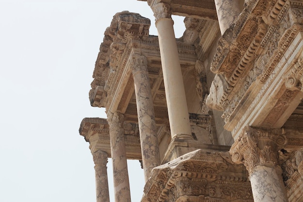 Biblioteca di celso a efeso in turchia sullo sfondo del luogo storico