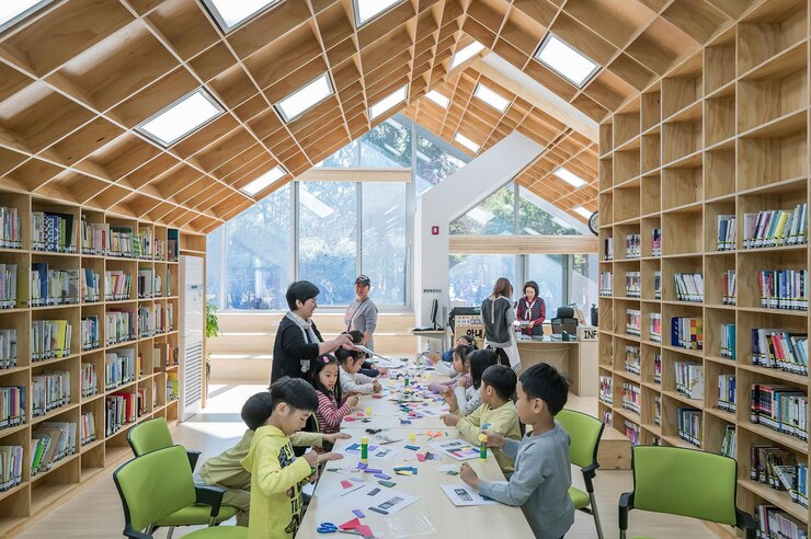Photo テーブルの上にたくさん本がある図書館