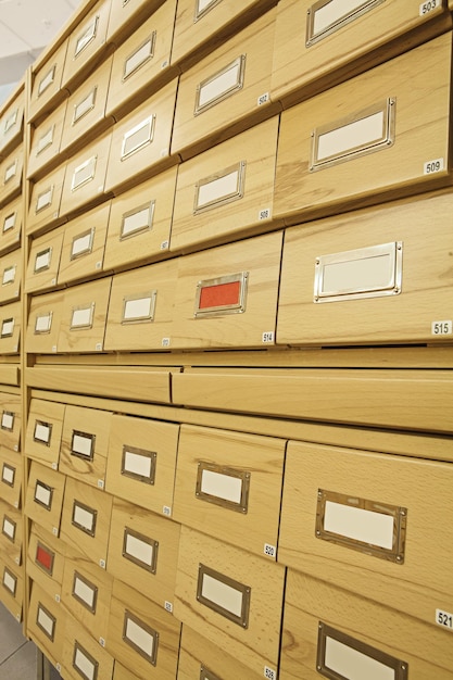 Foto primo piano del catalogo della scheda di legno della biblioteca