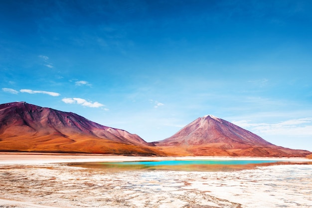 볼리비아 Altiplano 고원에 있는 Licancabur 화산과 Laguna Verde(녹색 석호). 남아메리카 풍경