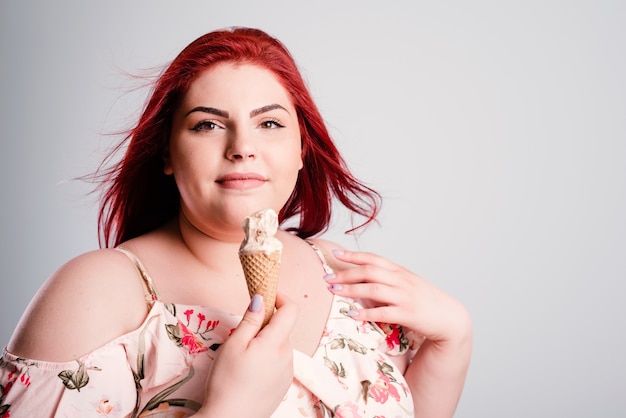 lichaam positief gelukkig mooie en zelfverzekerde jonge vrouw plus size