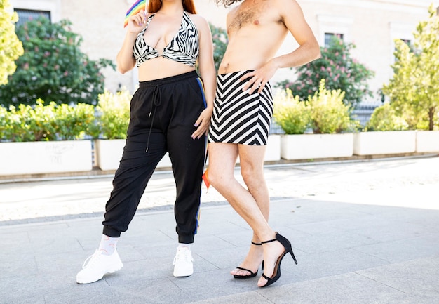 Lichaam van een vrouw met vrijetijdskleding en lichaam van een man met een rok en geen shirt