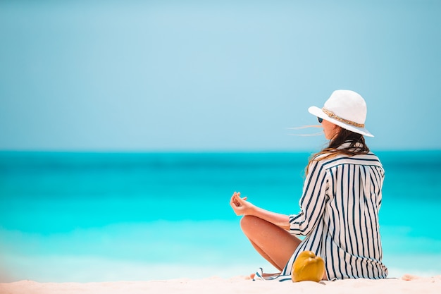 Lichaam van mooie vrouw in een meditatie op het strand