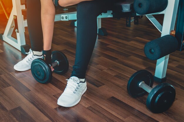 Lichaams- en geesttraining in loftfitnessstudio. close-up op vrouwen opheffende domoor van de vloer