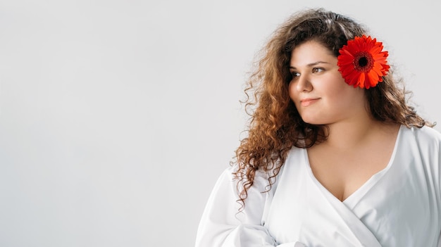 Lichaamsacceptatie plus size vrouw vrouwelijke schoonheid reclame achtergrond lachende bochtige dame witte jurk