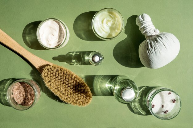 Lichaamsbehandeling en spa concept scrub masker crème en natuurlijke olie cosmetica op groene achtergrond cellul...