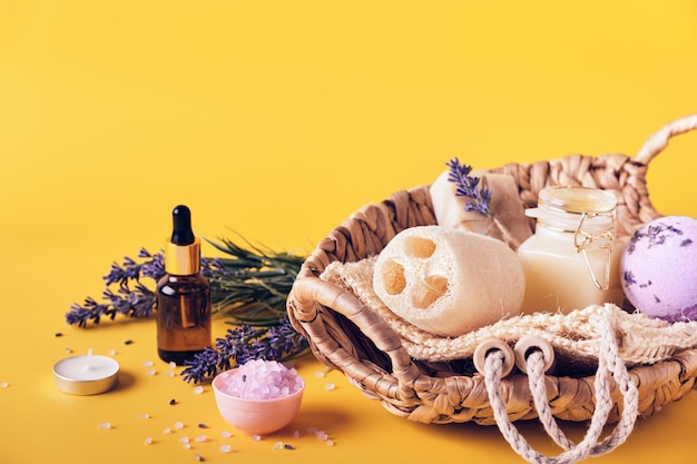 Lichaamsverzorging voor thuis Natuurlijke cosmeticaproducten met lavendel Spa-instelling op gele achtergrond