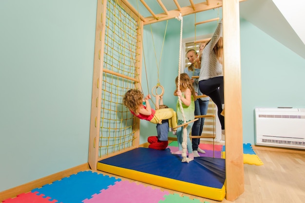 Lichamelijke trainingsles op een houten sportcomplex op de kleuterschool