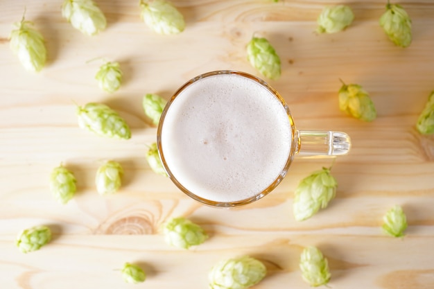 Licht bier in een glas en hopbellen