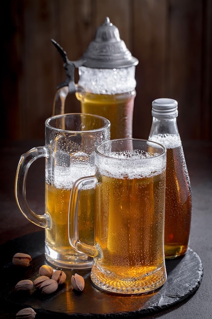 Licht bier in een glas op een oude achtergrond