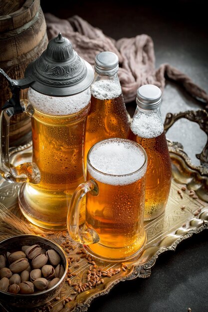 Licht bier in een glas op een oude achtergrond