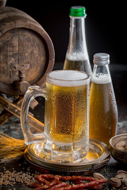 Licht bier in een glas op een oude achtergrond