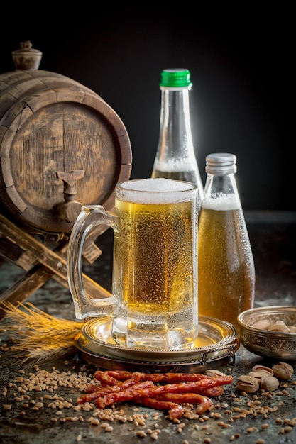 Licht bier in een glas op een oude achtergrond