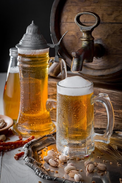 Licht bier in een glas op een oude achtergrond