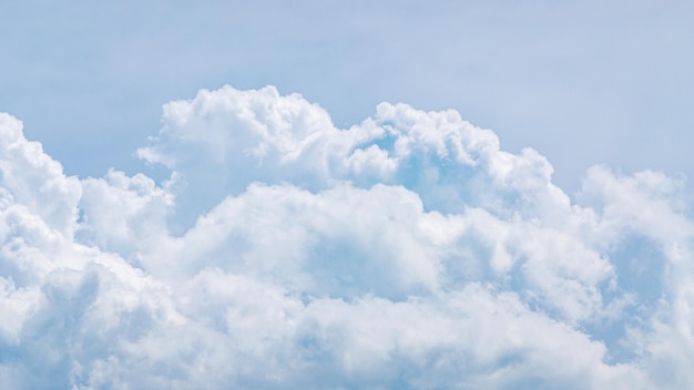 Licht blauwe cumulus wolken textuur brede zomer hemel achtergrond