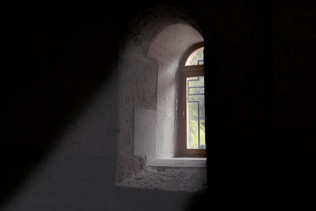 licht dat door een raam in een oude kerk valt