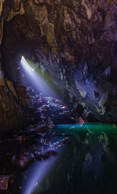 Licht dat op water valt uit een gat in een rotsformatie