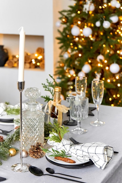 Licht feestelijk kerstinterieur gedekte tafel voor een feestelijk diner