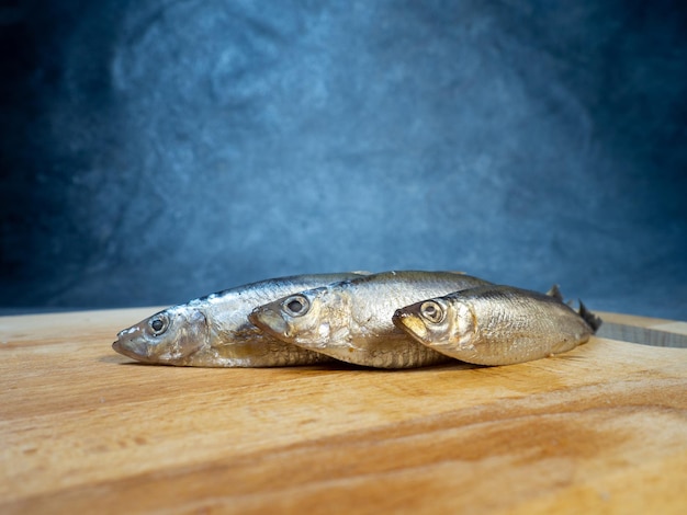 Licht gezouten sprot op een snijplank Hele kleine visjes op tafel